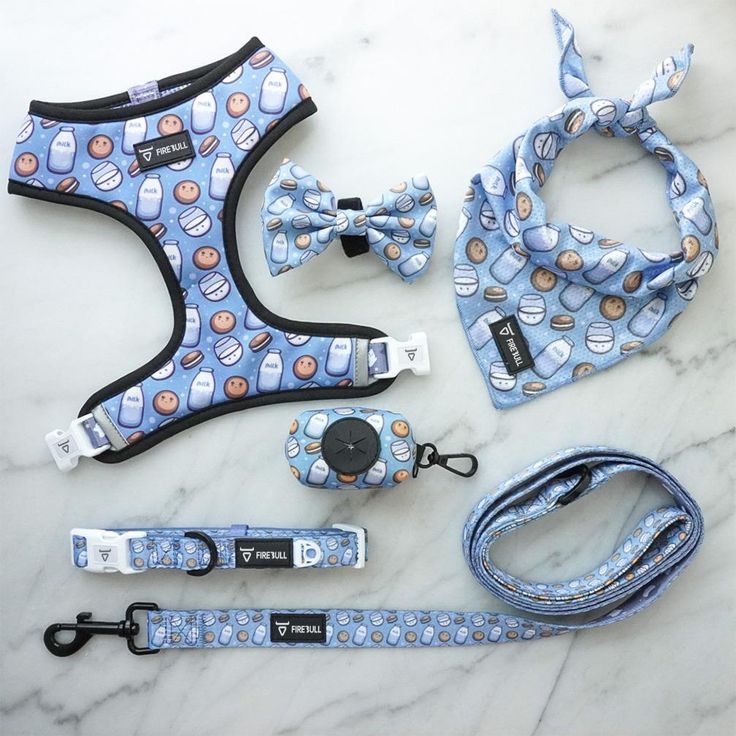COLLARS, HARNESSES & LEASHES